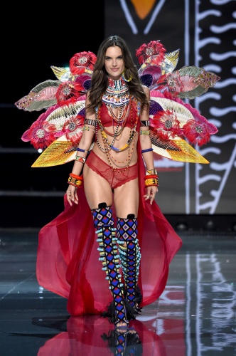 Yılın merakla beklenen moda şovu Victoria's Secret Fashion Show, Çin'in Şanghay şehrinde gerçekleşti 10