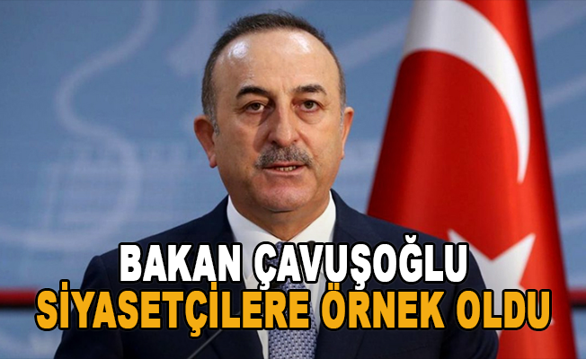 Bakan Çavuşoğlu Ankara’daki siyasetçilere örnek oldu