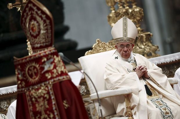 Papa, sert çıktı: Mumyalar, serseriler, paganlar