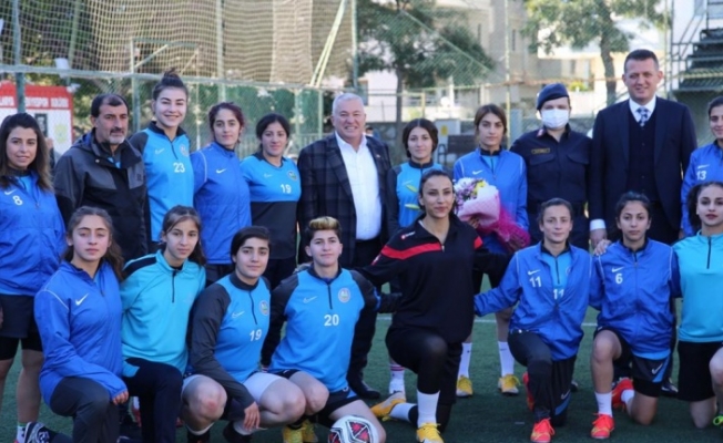 Alanya'da kadın futbolculara moral ziyareti