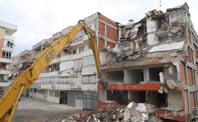 Alanya Belediyesi Kent Genelindeki Riskli Binaları Yıkıyor