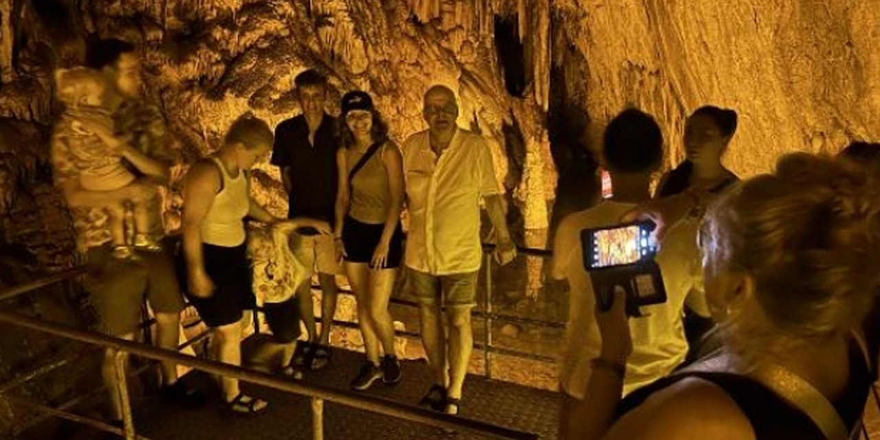 Turistler Dim Mağarası'nda ferahlıyor