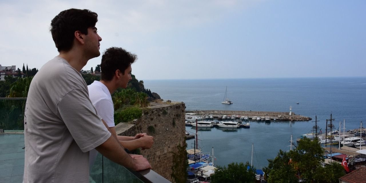 Genç seyahatseverler Alanya'ya akın ediyor! Ücretsiz konaklama ile tatil keyfi
