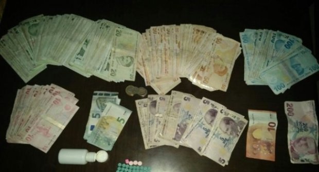Şüpheli Kadının Çantasından Uyuşturucu Hap ve Para Çıktı