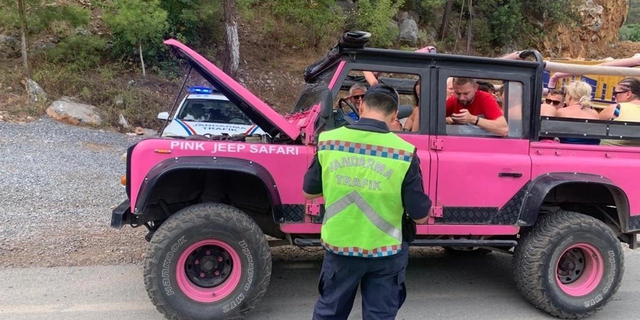 Alanya'da jandarma denetiminde safari araçlarına cezai işlem uygulandı