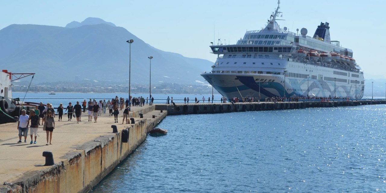Crown İris lüks kruvaziyer gemisi, İsrailli turistlerle Alanya'ya dördüncü kez uğradı