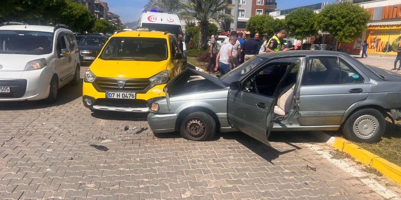 Alanya'da korkutan kaza! İki otomobil ve taksi çarpıştı, 2 yaralı