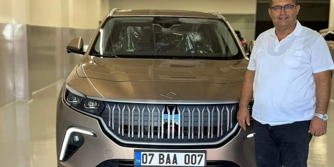 Alanya Metal İşleri Odası Başkanı Alirıza Açman, yerli otomobil TOGG'u teslim aldı