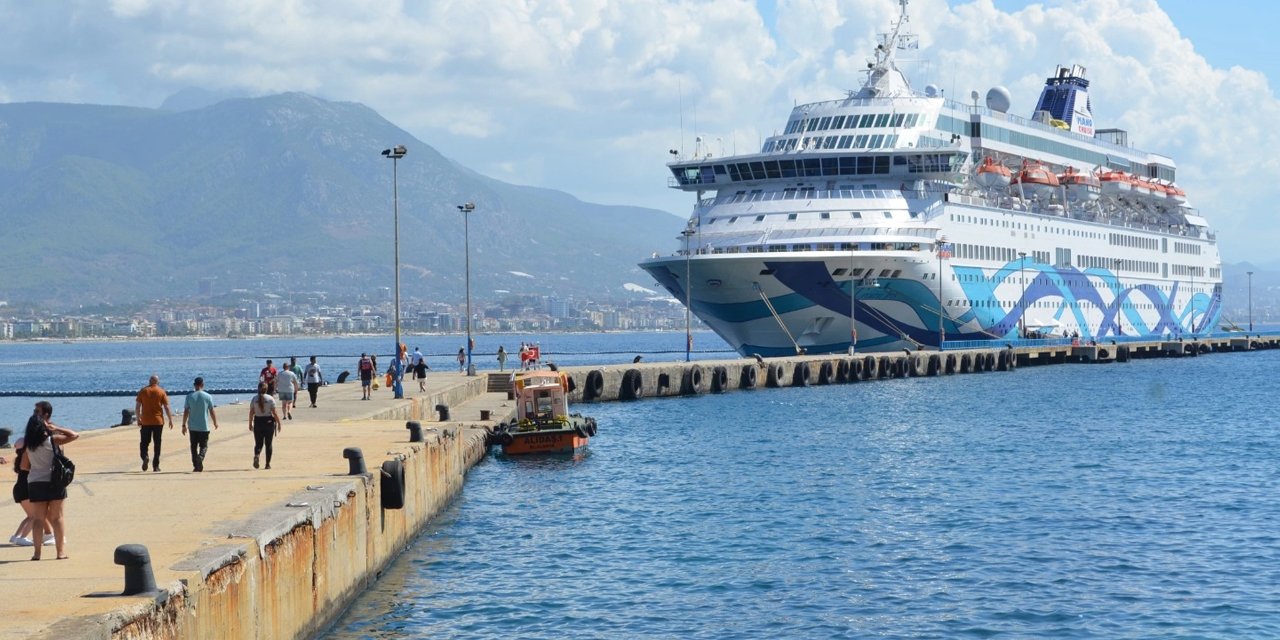 Crown İris, Alanya Limanı'na İsrailli turistleri getirdi!