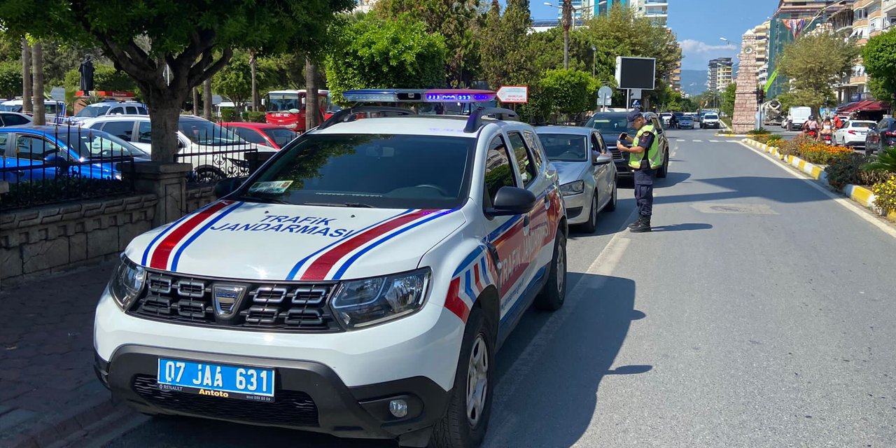 Alanya'da genel trafik uygulaması! 6 araç trafikten men edildi