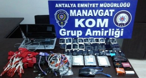 Antalya’da Gümrük Kaçağı Cep Telefonu Ele Geçirildi