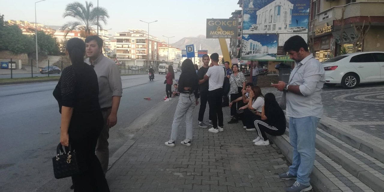 Alanya Adliye çalışanları mesai sonu otobüs beklerken mağdur oldu!
