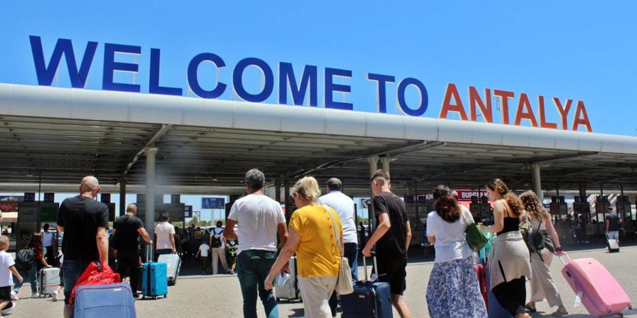 Antalya Havalimanı turistler için bir eziyete dönüştü