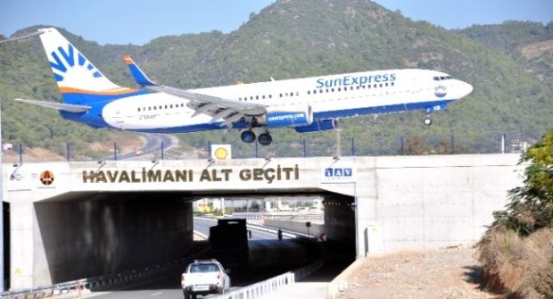 Havalimanıyla Komşu Olan Çifçiler Uçaklarla İç İçe Yaşıyor
