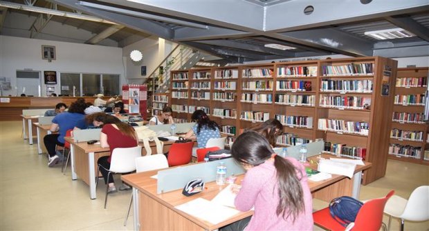 Gençler Üniversite Sınavlarına Kütüphanede Hazırlanıyor