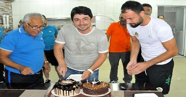 Alanyasporda Sportif Direktör Taner Savuta doğum günü sürprizi