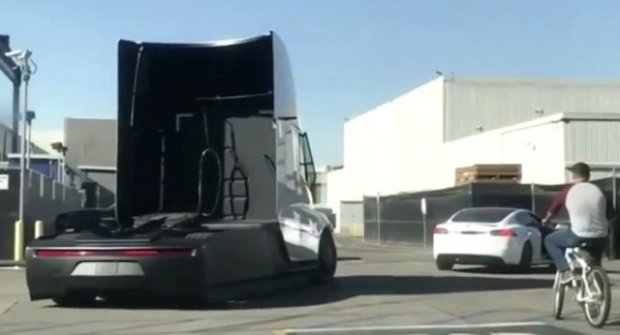 Tesla Semi İlk Kez Trafikte Görüntülendi