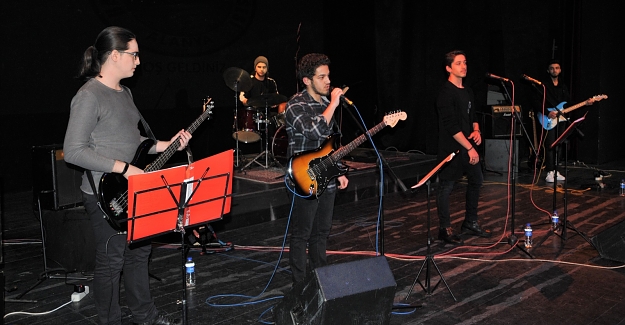 Hasan Çolak Lisesi Mehmetçik için konser düzenledi
