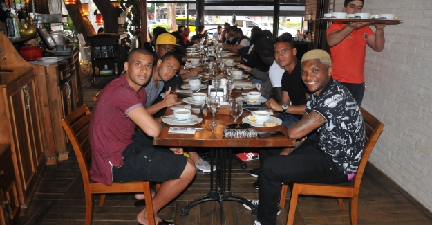 Alanyasporlu futbolcular Deli Kasap'a konuk oldu