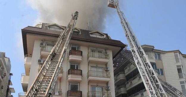 Alanya'da bir otelin çatı katında yangın çıktı