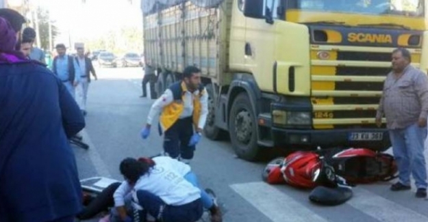 Ambulansa yol vermek isteyen motosikletli kıza kamyon çarptı