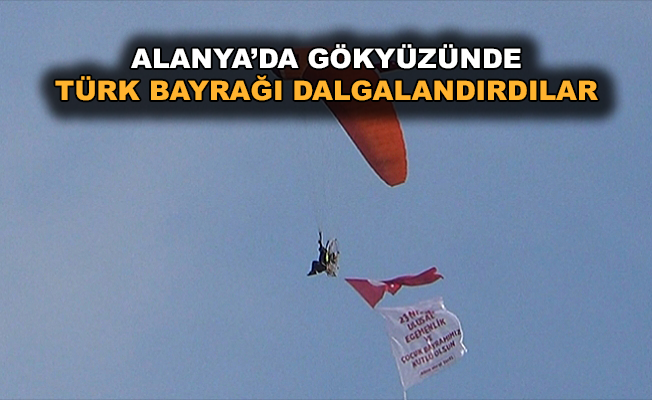 Alanya’da gökyüzünde Türk bayrağı dalgalandırdılar