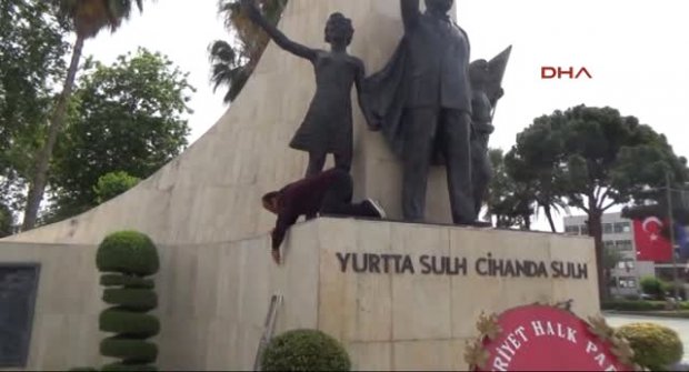 Alanya Atatürk Anıtı’nın Gözlerini Kırmızı Kuşakla Bağlayıp Eylem Yaptı