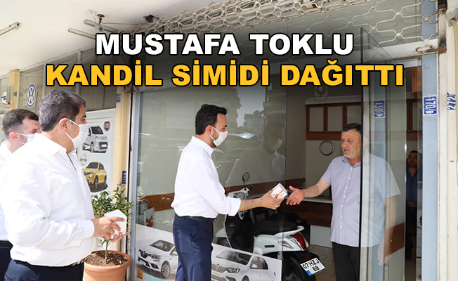 Mustafa Toklu esnafa kandil simidi dağıttı