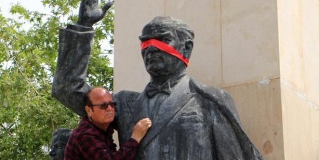 Atatürk heykelinin gözünü bağladı